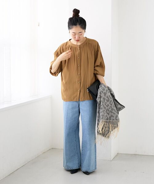 le.coeur blanc(ルクールブラン)の「パウダーサテン2WAYブラウス(シャツ/ブラウス・レディース・ダークブラウン/キャメル/アイボリー/ダークグリーン・38)」の5枚目の写真