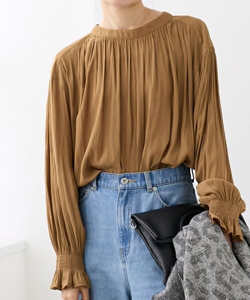 le.coeur blanc(ルクールブラン)の「パウダーサテン2WAYブラウス(シャツ/ブラウス・レディース・ダークブラウン/キャメル/アイボリー/ダークグリーン・38)」の11枚目の写真