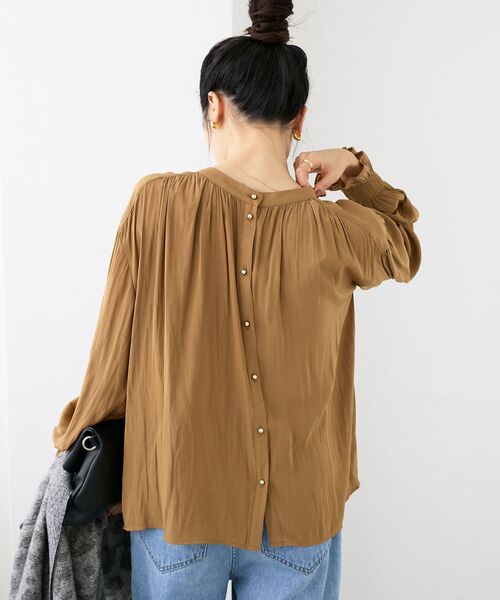le.coeur blanc(ルクールブラン)の「パウダーサテン2WAYブラウス(シャツ/ブラウス・レディース・ダークブラウン/キャメル/アイボリー/ダークグリーン・38)」の7枚目の写真