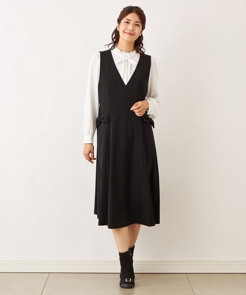TO BE CHIC(トゥー ビー シック)の「リボンモチーフ ジャンパースカート(ジャンパースカート・レディース・ブラック・40/42)」の2枚目の写真