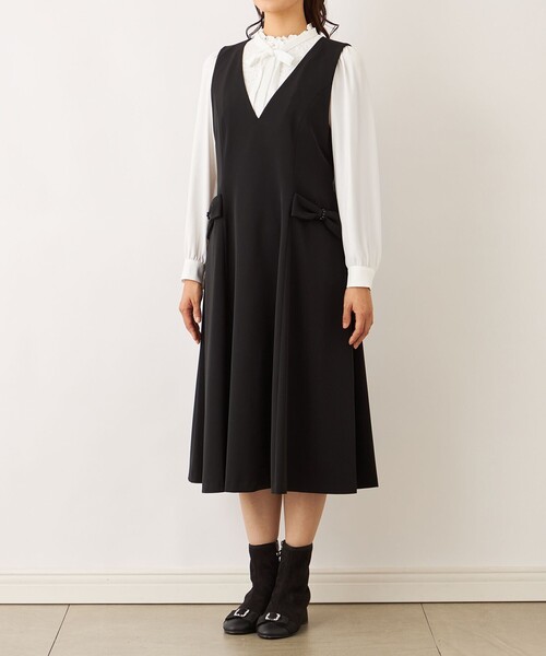 TO BE CHIC(トゥー ビー シック)の「リボンモチーフ ジャンパースカート(ジャンパースカート・レディース・ブラック・40/42)」の4枚目の写真