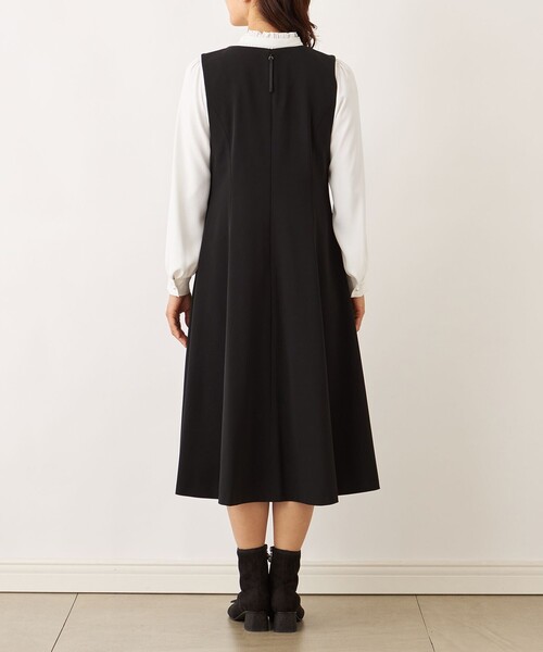 TO BE CHIC(トゥー ビー シック)の「リボンモチーフ ジャンパースカート(ジャンパースカート・レディース・ブラック・40/42)」の5枚目の写真