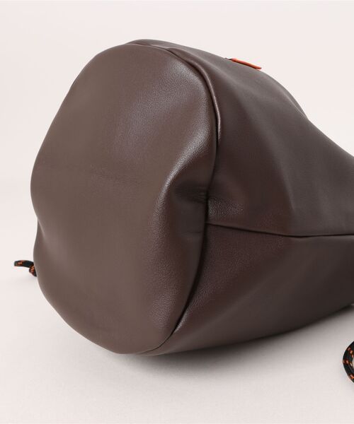 UNIVERSAL OVERALL（ユニバーサルオーバーオール）の「【UNIVERSAL OVERALL】 ECO レザー巾着 UVO-219（エコバッグ/サブバッグ・レディース・ブラック/シルバー/ブラウン・FREE）」の5枚目の写真