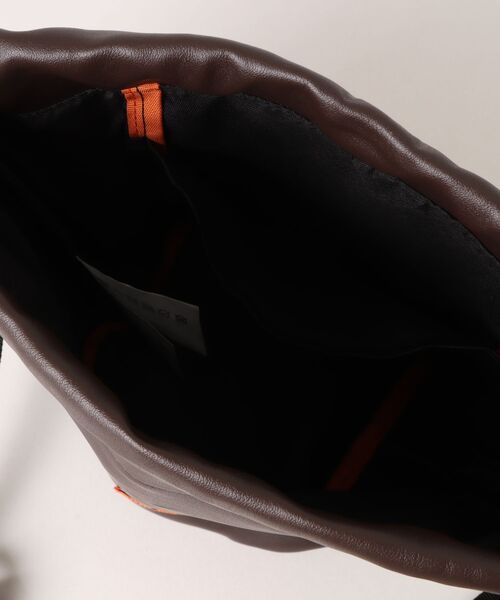 UNIVERSAL OVERALL（ユニバーサルオーバーオール）の「【UNIVERSAL OVERALL】 ECO レザー巾着 UVO-219（エコバッグ/サブバッグ・レディース・ブラック/シルバー/ブラウン・FREE）」の6枚目の写真