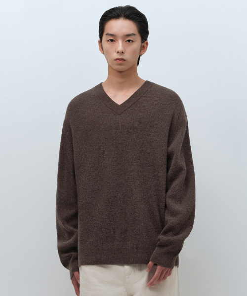MUSINSA STANDARD（ムシンサスタンダード）の「[ビクトリアウール] ミニマルリブドVネックニット [ブラウン]（ニット/セーター・メンズ・その他・SMALL/MEDIUM/LARGE/X-LARGE/XX-LARGE）」の3枚目の写真