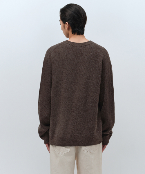 MUSINSA STANDARD（ムシンサスタンダード）の「[ビクトリアウール] ミニマルリブドVネックニット [ブラウン]（ニット/セーター・メンズ・その他・SMALL/MEDIUM/LARGE/X-LARGE/XX-LARGE）」の5枚目の写真