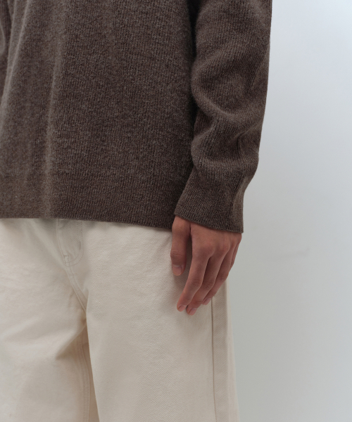 MUSINSA STANDARD（ムシンサスタンダード）の「[ビクトリアウール] ミニマルリブドVネックニット [ブラウン]（ニット/セーター・メンズ・その他・SMALL/MEDIUM/LARGE/X-LARGE/XX-LARGE）」の8枚目の写真