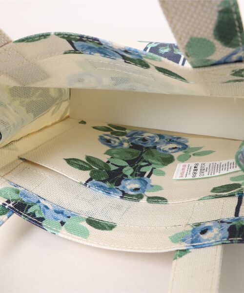 Cath Kidston(キャスキッドソン)の「スモール ブックバッグ Garden Stripe(トートバッグ・レディース・ホワイト×ブルー・FREE)」の4枚目の写真