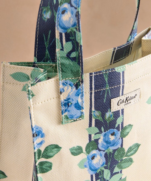 Cath Kidston(キャスキッドソン)の「スモール ブックバッグ Garden Stripe(トートバッグ・レディース・ホワイト×ブルー・FREE)」の2枚目の写真