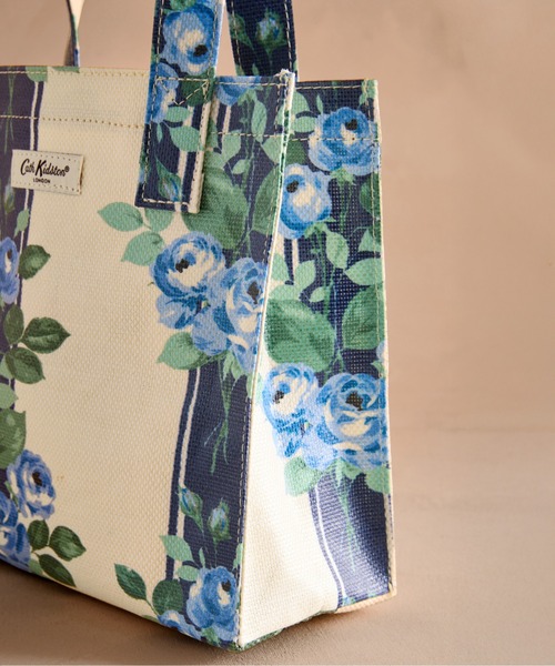 Cath Kidston(キャスキッドソン)の「スモール ブックバッグ Garden Stripe(トートバッグ・レディース・ホワイト×ブルー・FREE)」の3枚目の写真