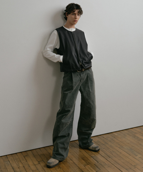 DUSTYWHITE(ダスティーホワイト)の「GREY DIRTY WASHED OXFORD WIDE TUCK PANTS(その他パンツ・メンズ・その他・LARGE/SMALL/MEDIUM)」の8枚目の写真