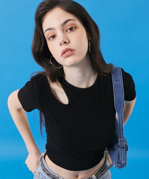 KOLEAT（コレット）の「レディース クロップカットアウトスリムリブ半袖Tシャツ [ブラック]（Tシャツ/カットソー・レディース・その他・FREE）」の2枚目の写真