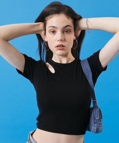 KOLEAT（コレット）の「レディース クロップカットアウトスリムリブ半袖Tシャツ [ブラック]（Tシャツ/カットソー・レディース・その他・FREE）」の3枚目の写真