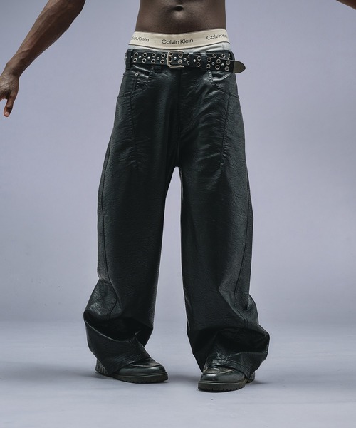 ANDER HUNK(アンダーハンク)の「Faux Leather Curve Pants / フェイクレザーカーブパンツ(その他パンツ・メンズ・ブラック・LARGE/MEDIUM/SMALL)」の8枚目の写真