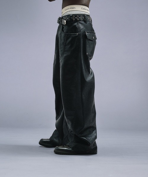ANDER HUNK(アンダーハンク)の「Faux Leather Curve Pants / フェイクレザーカーブパンツ(その他パンツ・メンズ・ブラック・LARGE/MEDIUM/SMALL)」の9枚目の写真