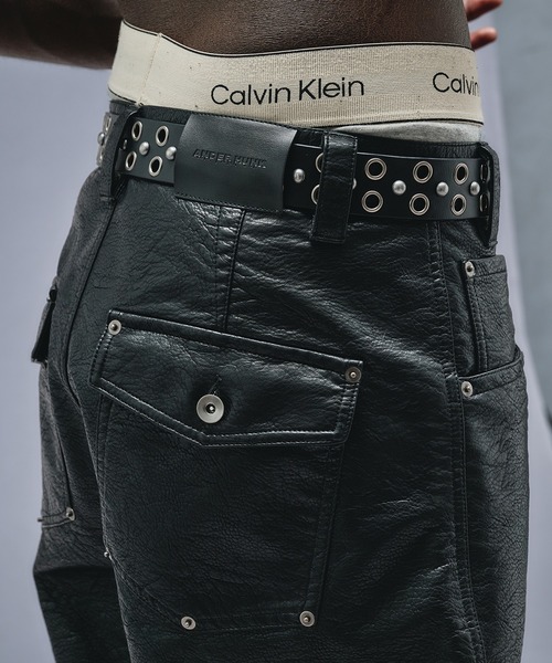 ANDER HUNK(アンダーハンク)の「Faux Leather Curve Pants / フェイクレザーカーブパンツ(その他パンツ・メンズ・ブラック・LARGE/MEDIUM/SMALL)」の11枚目の写真