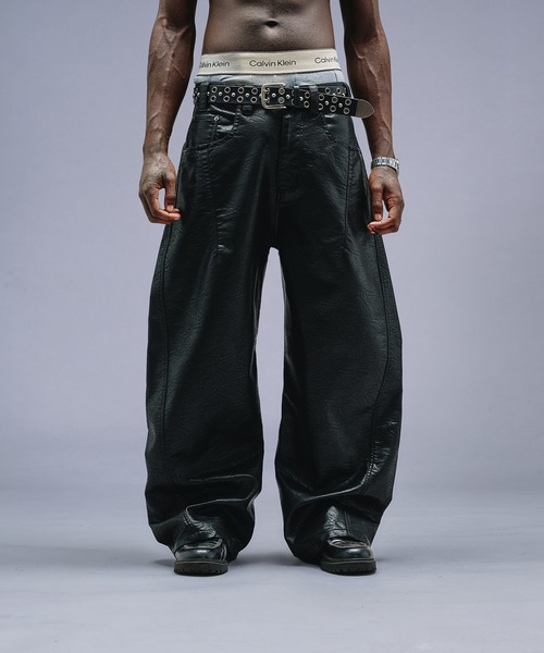 ANDER HUNK(アンダーハンク)の「Faux Leather Curve Pants / フェイクレザーカーブパンツ(その他パンツ・メンズ・ブラック・LARGE/MEDIUM/SMALL)」の7枚目の写真
