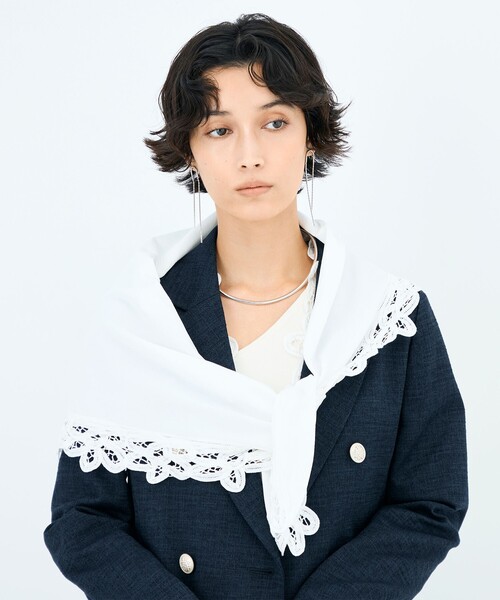 NOLLEY’S（ノーリーズ）の「《手洗い可能》バテンレース三角ストール（ストール/ショール・レディース・チャコールグレー/オフホワイト・FREE）」の7枚目の写真