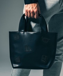 1PIU1UGUALE3  RELAX （ウノピゥウノウグァーレトレ リラックス）の「1PIU1UGUALE3 RELAX × Mark Gonzales(ウノピゥウノウグァーレトレ リラックス)アップリケシンセティックレザー ミニトートバッグ（トートバッグ）」