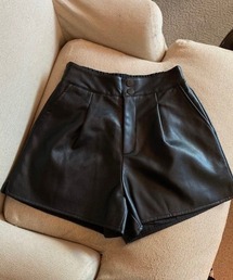 レザー素材 ショート丈パンツ