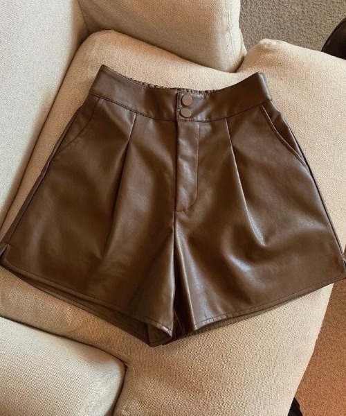 Ritzy(リッツィー)の「レザー素材 ショート丈パンツ(その他パンツ・レディース・ブラック/モカ・L/M)」の1枚目の写真