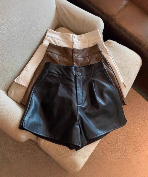 Ritzy(リッツィー)の「レザー素材 ショート丈パンツ(その他パンツ・レディース・ブラック/モカ・L/M)」の3枚目の写真