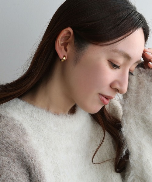 colleca la（コレカラ）の「[stainless]ハギングミニフープイヤリング〈金属アレルギー対応〉（イヤリング・レディース・ブラック/シルバー/ゴールド・FREE）」の4枚目の写真