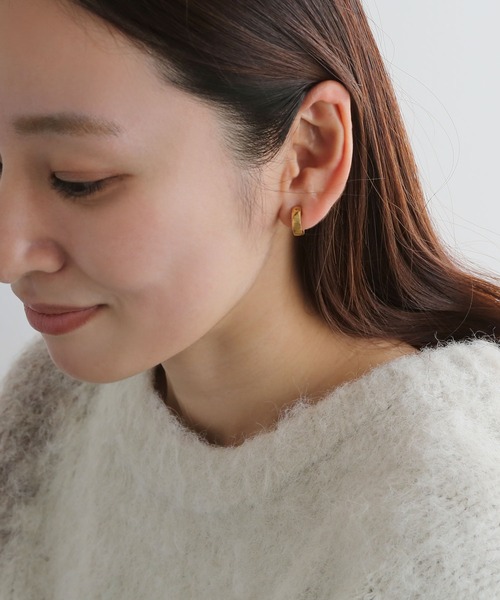 colleca la（コレカラ）の「[stainless]ハギングミニフープイヤリング〈金属アレルギー対応〉（イヤリング・レディース・ブラック/シルバー/ゴールド・FREE）」の5枚目の写真