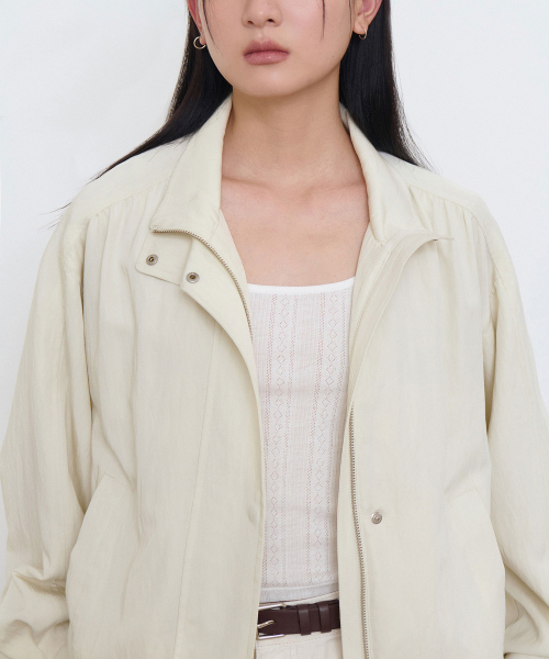 MUSINSA STANDARD WOMAN（ムシンサスタンダードウーマン）の「ウィメンズ RN ハイネックシャーリングブルゾンジャケット [クリーム]（ブルゾン・レディース・その他・S/M/L）」の4枚目の写真