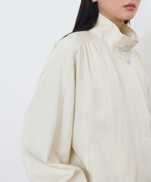 MUSINSA STANDARD WOMAN（ムシンサスタンダードウーマン）の「ウィメンズ RN ハイネックシャーリングブルゾンジャケット [クリーム]（ブルゾン・レディース・その他・S/M/L）」の5枚目の写真