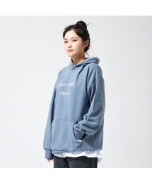 APOSTROPHE COMMA（アポストロフィコンマ）の「フルネームドローイングロゴフードパーカー（ソラ/ホワイト）（パーカー）」