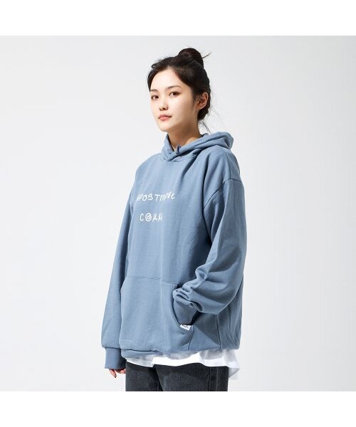 APOSTROPHE COMMA(アポストロフィコンマ)の「フルネームドローイングロゴフードパーカー(ソラ/ホワイト)(パーカー・メンズ・その他・M)」の1枚目の写真