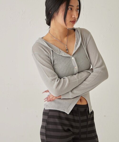 WHO'S WHO gallery（フーズフーギャラリー）の「シアーリブニットナローフーディ（カーディガン/ボレロ・レディース・イエロー/ブラック/オフホワイト/グレー・FREE）」の20枚目の写真