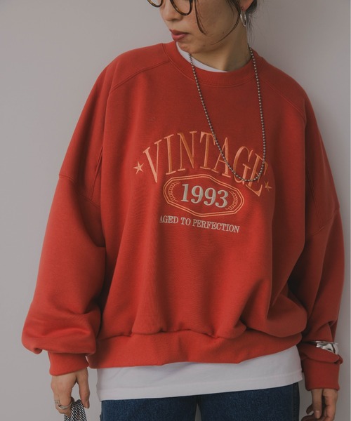 210nouve（トゥージュヌーブ）の「VINTAGE ロゴ オーバーサイズ 刺繍 スウェット トレーナー（スウェット・レディース・チャコールグレー/オレンジ/オートミール・FREE）」の3枚目の写真