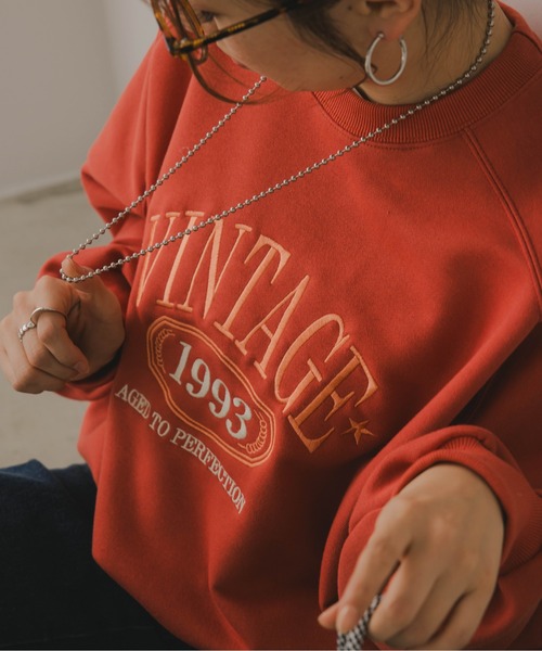 210nouve（トゥージュヌーブ）の「VINTAGE ロゴ オーバーサイズ 刺繍 スウェット トレーナー（スウェット・レディース・チャコールグレー/オレンジ/オートミール・FREE）」の15枚目の写真