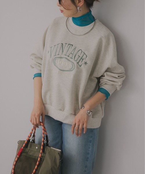 210nouve（トゥージュヌーブ）の「VINTAGE ロゴ オーバーサイズ 刺繍 スウェット トレーナー（スウェット・レディース・チャコールグレー/オレンジ/オートミール・FREE）」の5枚目の写真