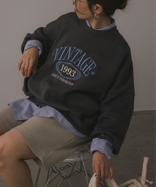 210nouve（トゥージュヌーブ）の「VINTAGE ロゴ オーバーサイズ 刺繍 スウェット トレーナー（スウェット・レディース・チャコールグレー/オレンジ/オートミール・FREE）」の4枚目の写真