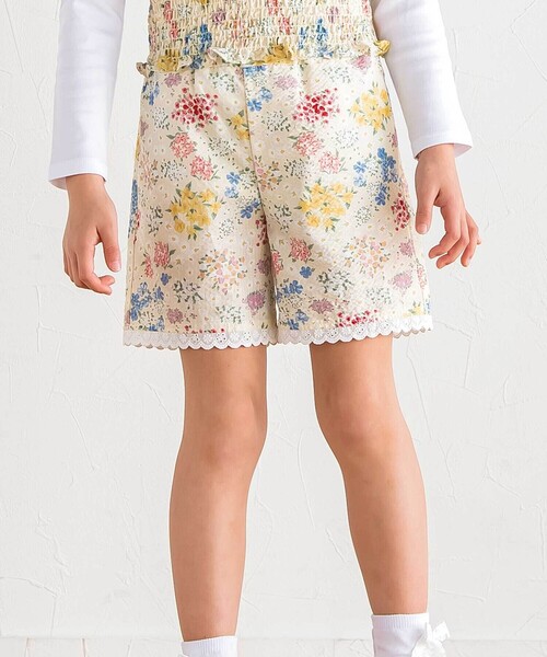 BeBe(ベベ)の「【お揃い】リップルマルシェフラワーショートパンツ(その他パンツ・キッズ・イエロー系その他・150cm/140cm/130cm/120cm)」の1枚目の写真