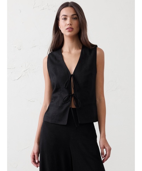 BANANA REPUBLIC FACTORY STORE(バナナリパブリック ファクトリーストア)の「BANANA REPUBLIC FACTORY STORE リネンブレンド タイフロント ベスト(ベスト・レディース・ベージュ/ブラック・0/4/2/8/6)」の2枚目の写真