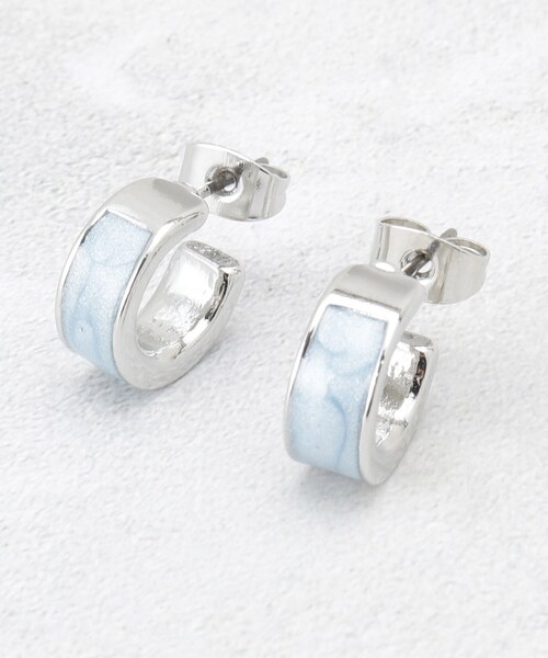 OPAQUE.CLIP（オペークドットクリップ）の「エポマーブルエッジメタルリング（ピアス（両耳用）・レディース・オフホワイト/ブルー/ブラック/ピンク系・00）」の3枚目の写真
