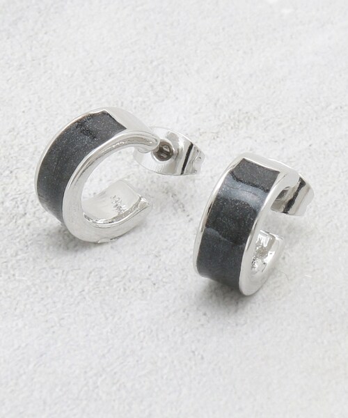 OPAQUE.CLIP（オペークドットクリップ）の「エポマーブルエッジメタルリング（ピアス（両耳用）・レディース・オフホワイト/ブルー/ブラック/ピンク系・00）」の2枚目の写真