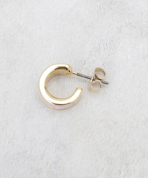 OPAQUE.CLIP（オペークドットクリップ）の「エポマーブルエッジメタルリング（ピアス（両耳用）・レディース・オフホワイト/ブルー/ブラック/ピンク系・00）」の7枚目の写真