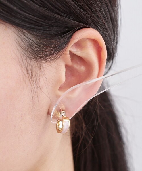 OPAQUE.CLIP（オペークドットクリップ）の「エポマーブルエッジメタルリング（ピアス（両耳用）・レディース・オフホワイト/ブルー/ブラック/ピンク系・00）」の8枚目の写真