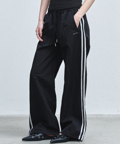 NICK&NICOLE(ニックアンドニコール)の「NYLON TRACK PANTS_BLACK(スウェットパンツ・レディース・その他・FREE)」の2枚目の写真
