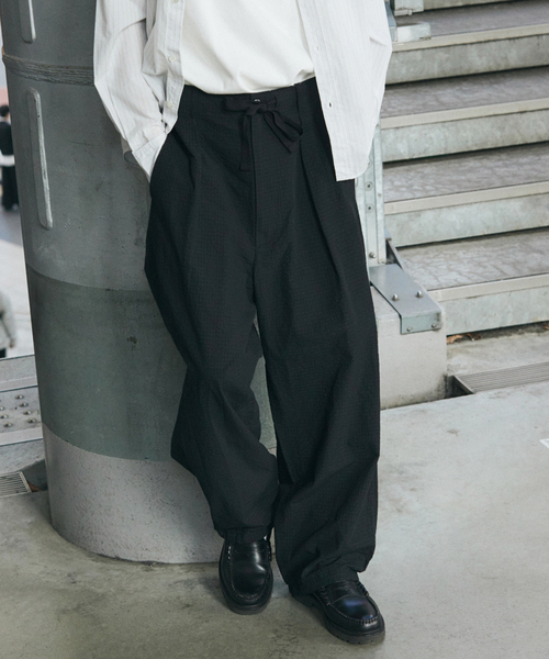 JOURNAL STANDARD(ジャーナルスタンダード)の「T/C サッカー オーバー パンツ(スラックス・メンズ・グレー/ブラック/ネイビー/スミクロ・LARGE/MEDIUM/SMALL)」の2枚目の写真