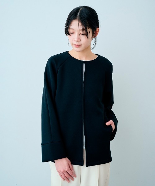 IEDIT(イディット)の「IEDIT バックデザインで後ろ姿もすてきな花粉リリース機能つきダンボールカットソージャケット(ノーカラージャケット・レディース・キャメル/ブラック・3L/LL/L/M/S)」の2枚目の写真