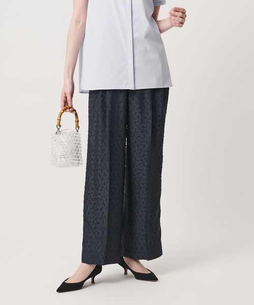 UNITED ARROWS(ユナイテッドアローズ)の「ドット サテン 2タック ワイドパンツ(スラックス・レディース・オフホワイト/ライトブルー/ネイビー/ダークグレー・40/36/38)」の4枚目の写真