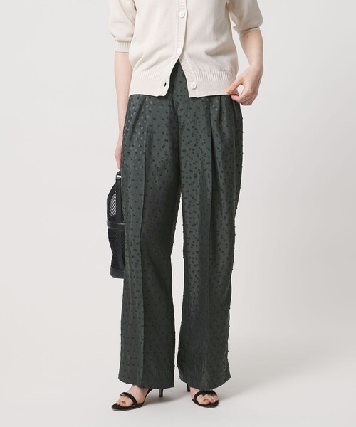 UNITED ARROWS(ユナイテッドアローズ)の「ドット サテン 2タック ワイドパンツ(スラックス・レディース・オフホワイト/ライトブルー/ネイビー/ダークグレー・40/36/38)」の2枚目の写真