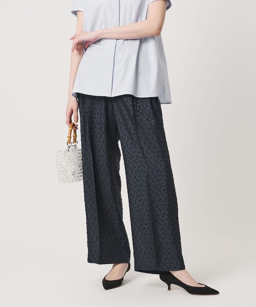 UNITED ARROWS(ユナイテッドアローズ)の「ドット サテン 2タック ワイドパンツ(スラックス・レディース・オフホワイト/ライトブルー/ネイビー/ダークグレー・40/36/38)」の18枚目の写真