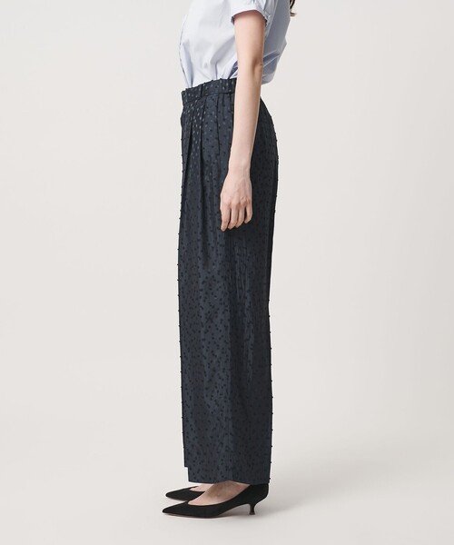 UNITED ARROWS(ユナイテッドアローズ)の「ドット サテン 2タック ワイドパンツ(スラックス・レディース・オフホワイト/ライトブルー/ネイビー/ダークグレー・40/36/38)」の21枚目の写真